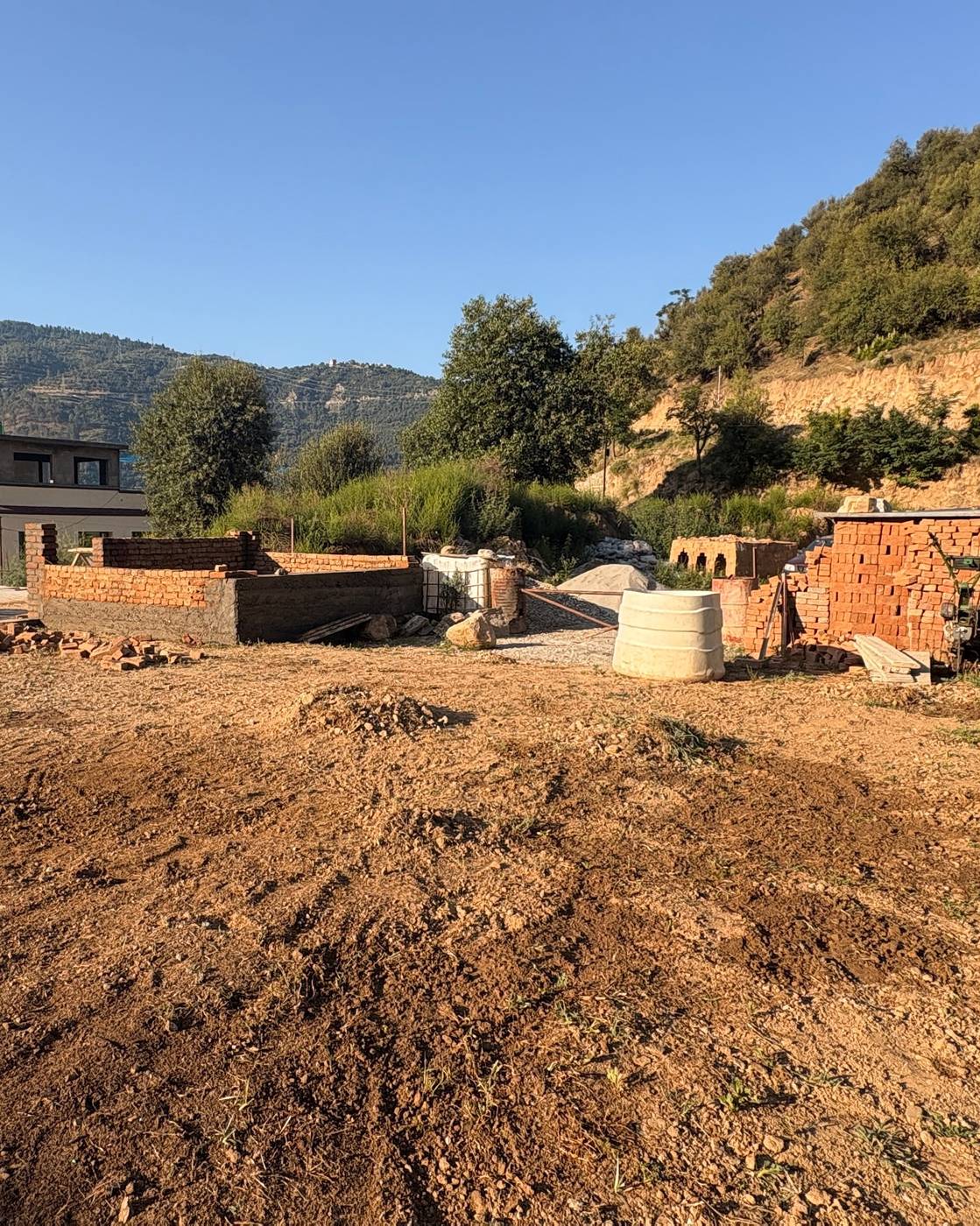 Controlled cropping room construction